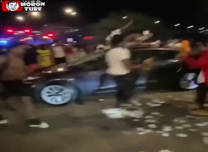 Video: In Chicago, young people congregate and cause mayhem